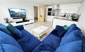 Rnm - Business Professionals Stay, Walsall City Centre, 2 Bedroom With Ensuite And Bathroom, Entire Place, Kitchen & Washroom With Amenities, Smart Tv, Easy Access, Fast Wifi, Parking Nearby, Great Transport Links