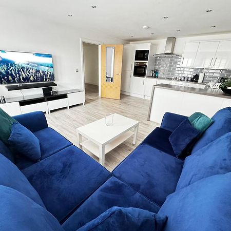 Rnm - Business Professionals Stay, Walsall City Centre, 2 Bedroom With Ensuite And Bathroom, Entire Place, Kitchen & Washroom With Amenities, Smart Tv, Easy Access, Fast Wifi, Parking Nearby, Great Transport Links Exterior photo