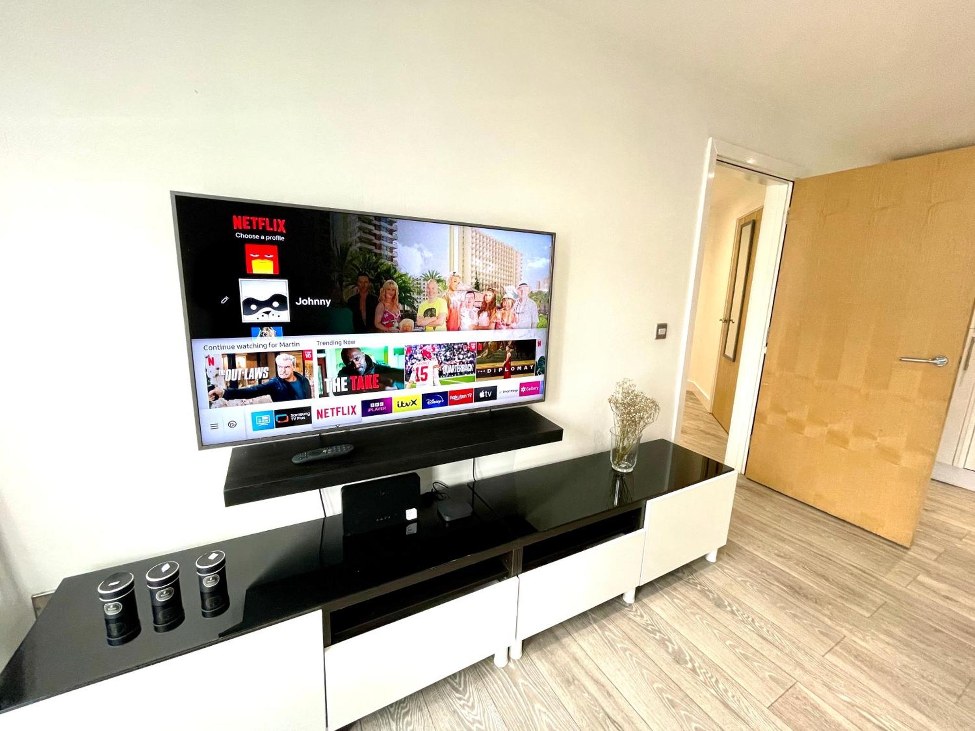 Rnm - Business Professionals Stay, Walsall City Centre, 2 Bedroom With Ensuite And Bathroom, Entire Place, Kitchen & Washroom With Amenities, Smart Tv, Easy Access, Fast Wifi, Parking Nearby, Great Transport Links Exterior photo