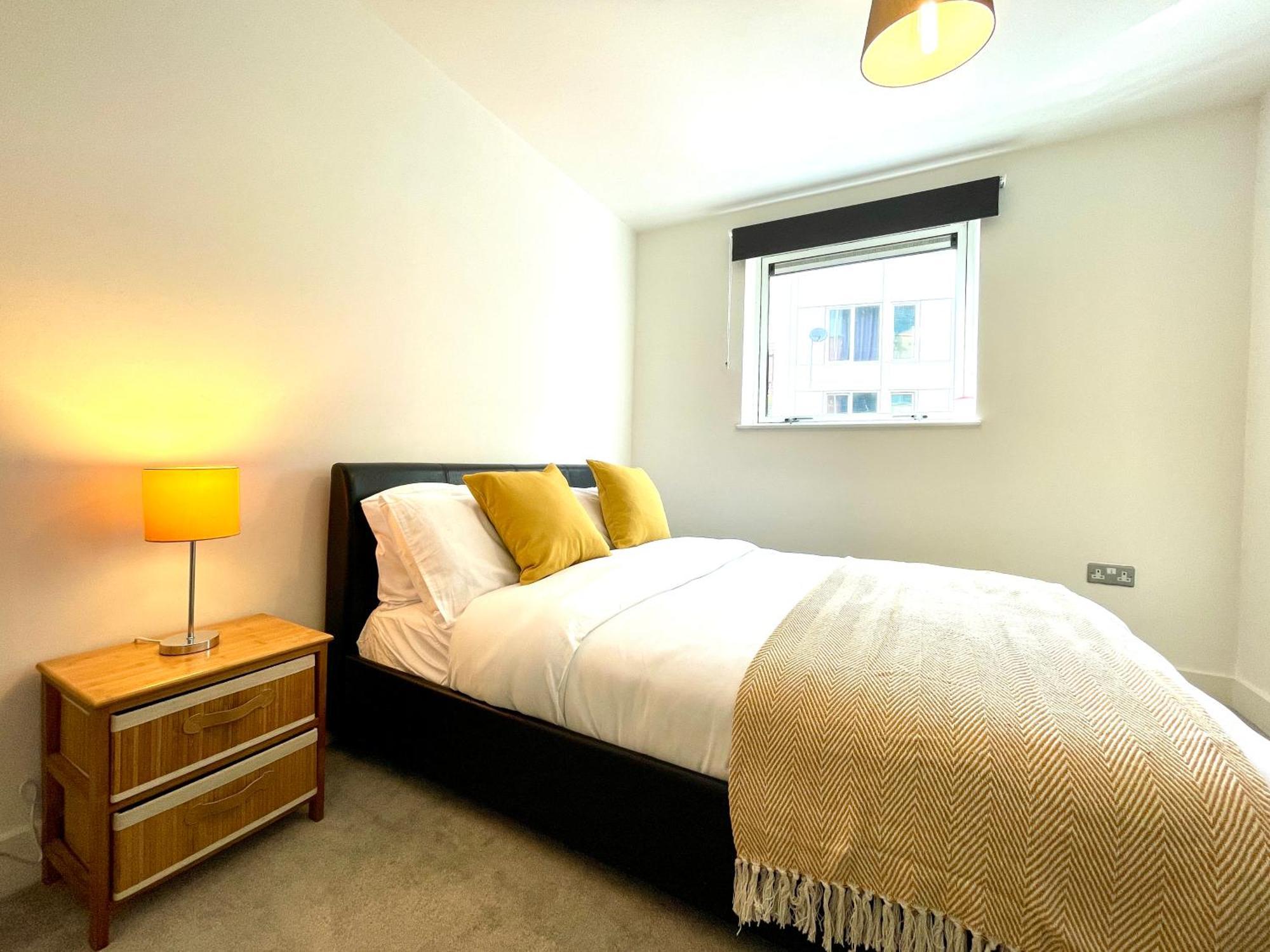 Rnm - Business Professionals Stay, Walsall City Centre, 2 Bedroom With Ensuite And Bathroom, Entire Place, Kitchen & Washroom With Amenities, Smart Tv, Easy Access, Fast Wifi, Parking Nearby, Great Transport Links Exterior photo