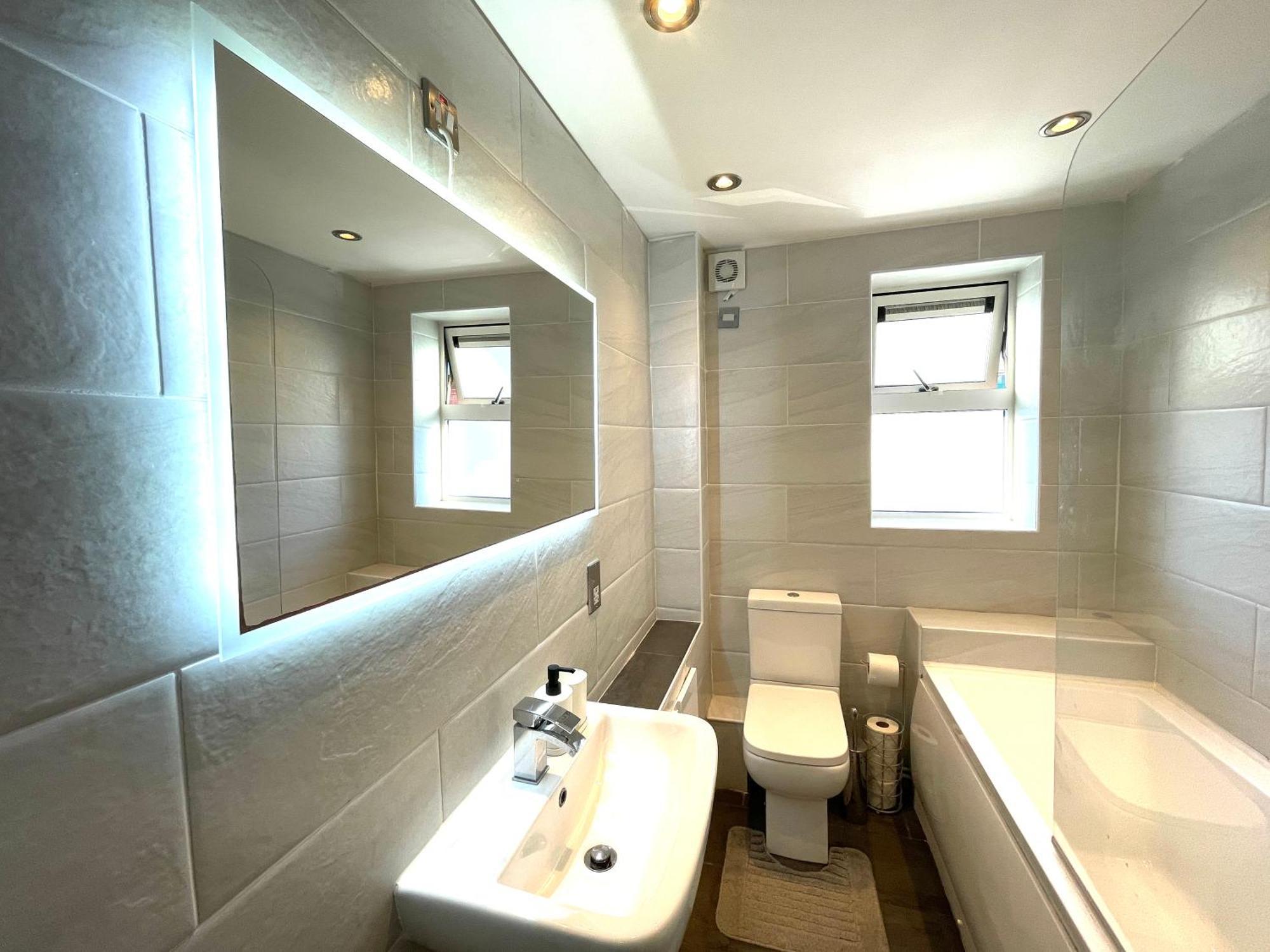 Rnm - Business Professionals Stay, Walsall City Centre, 2 Bedroom With Ensuite And Bathroom, Entire Place, Kitchen & Washroom With Amenities, Smart Tv, Easy Access, Fast Wifi, Parking Nearby, Great Transport Links Exterior photo