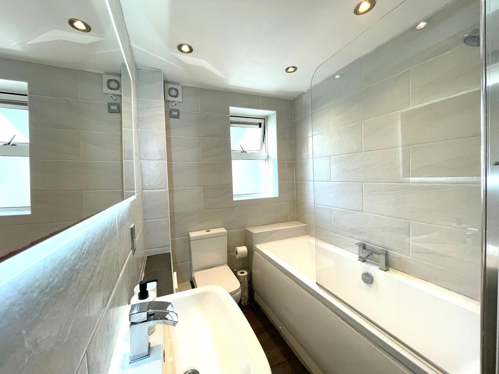 Rnm - Business Professionals Stay, Walsall City Centre, 2 Bedroom With Ensuite And Bathroom, Entire Place, Kitchen & Washroom With Amenities, Smart Tv, Easy Access, Fast Wifi, Parking Nearby, Great Transport Links Exterior photo