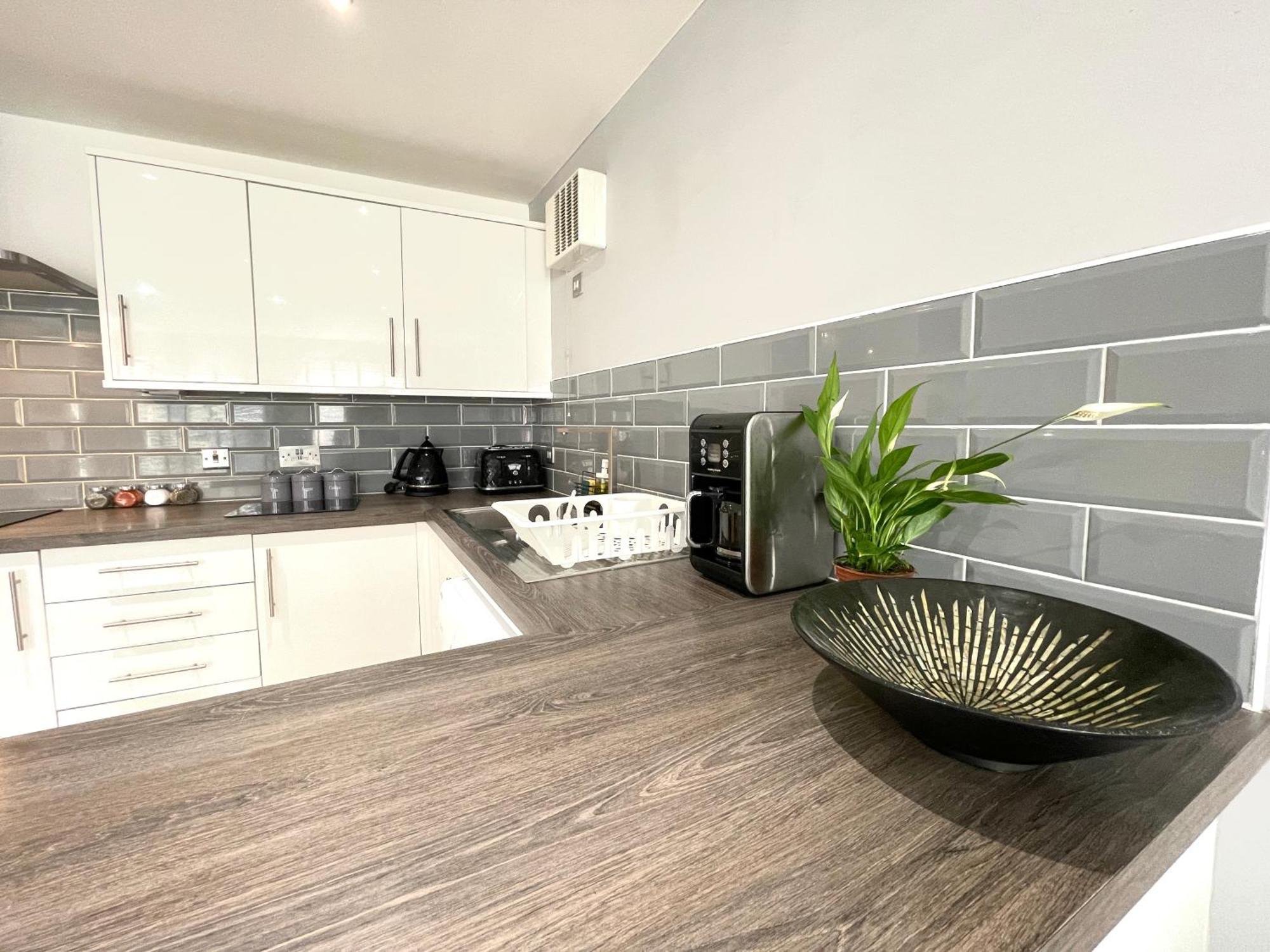 Rnm - Business Professionals Stay, Walsall City Centre, 2 Bedroom With Ensuite And Bathroom, Entire Place, Kitchen & Washroom With Amenities, Smart Tv, Easy Access, Fast Wifi, Parking Nearby, Great Transport Links Exterior photo