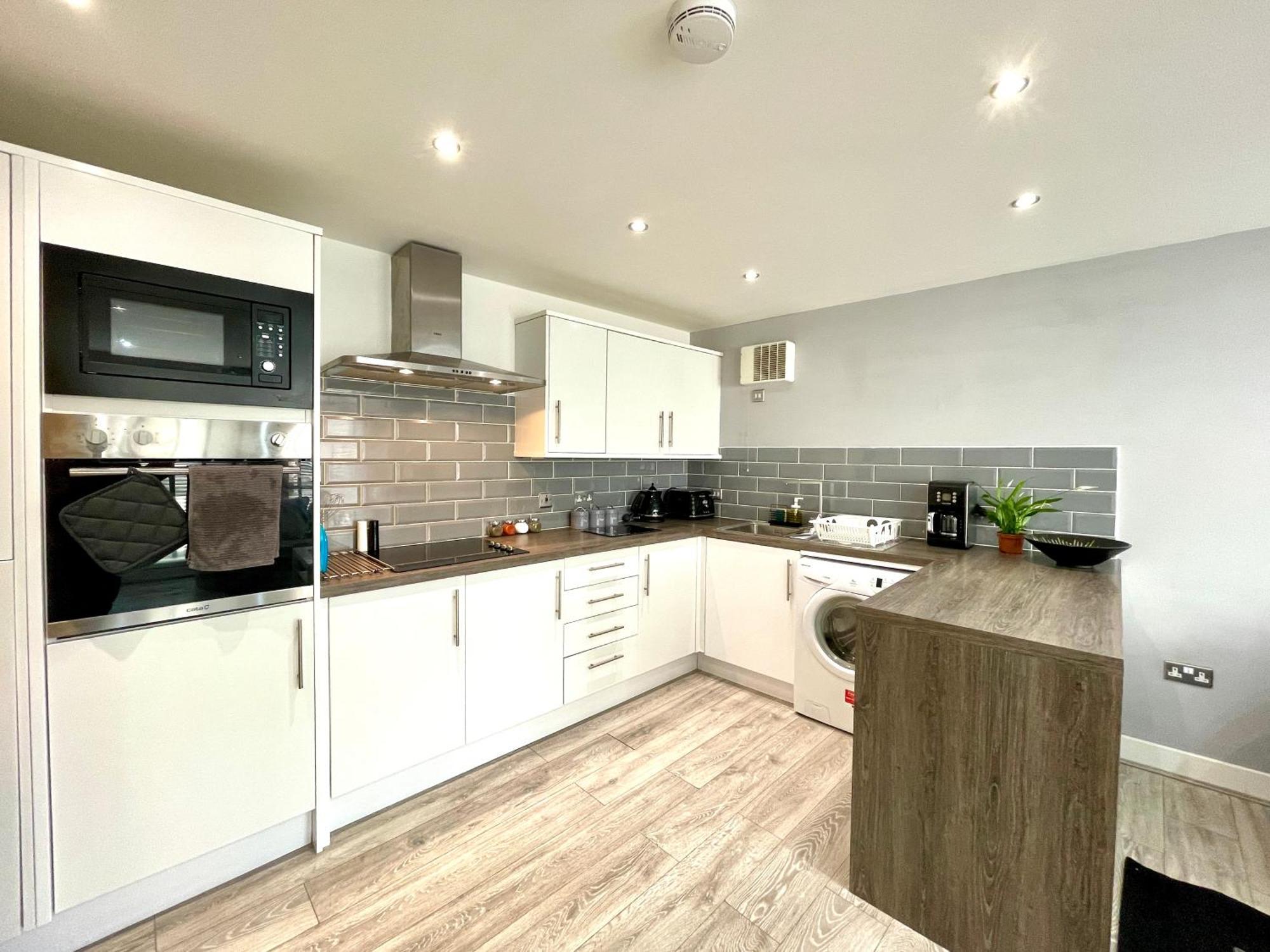 Rnm - Business Professionals Stay, Walsall City Centre, 2 Bedroom With Ensuite And Bathroom, Entire Place, Kitchen & Washroom With Amenities, Smart Tv, Easy Access, Fast Wifi, Parking Nearby, Great Transport Links Exterior photo