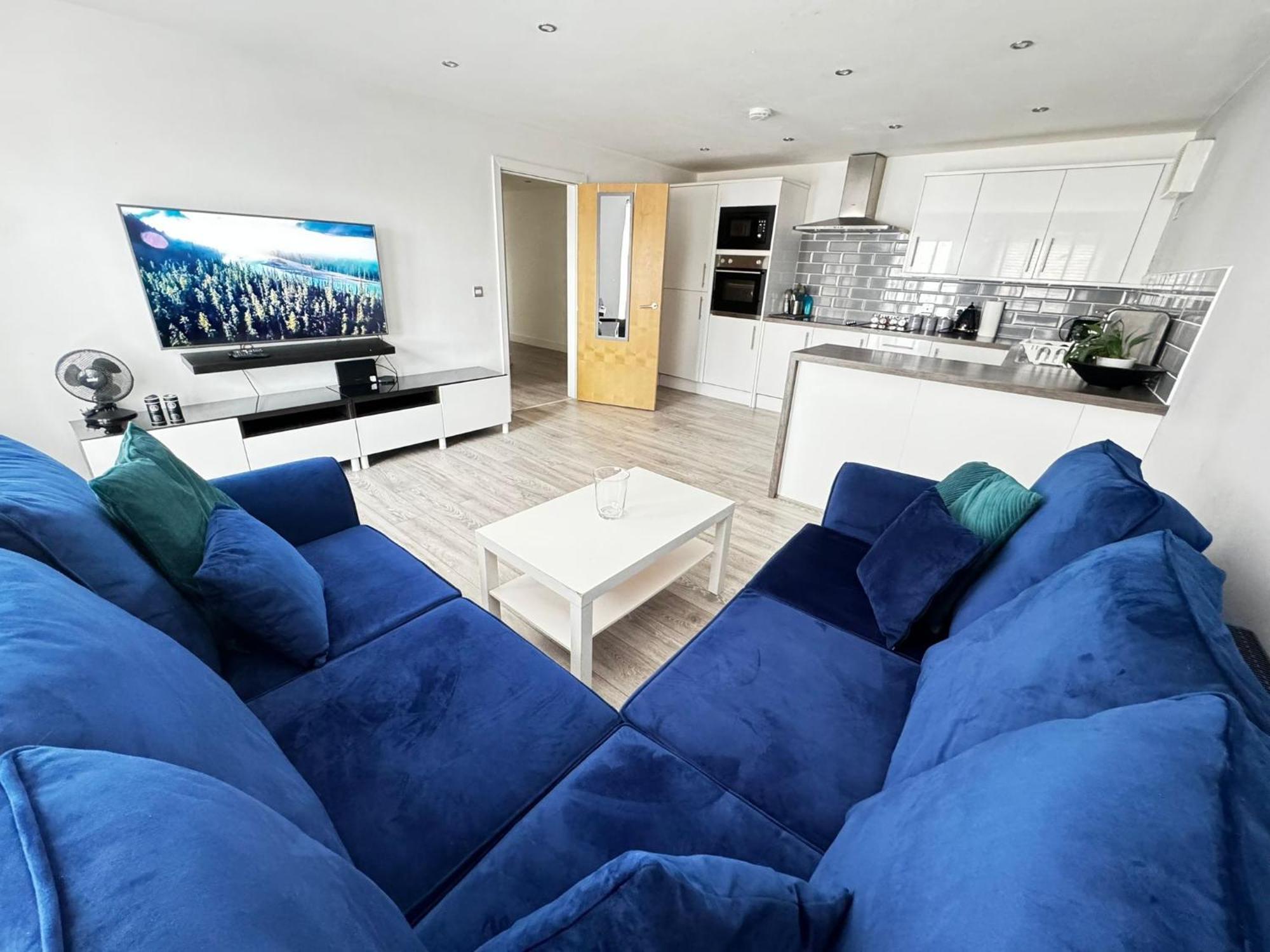 Rnm - Business Professionals Stay, Walsall City Centre, 2 Bedroom With Ensuite And Bathroom, Entire Place, Kitchen & Washroom With Amenities, Smart Tv, Easy Access, Fast Wifi, Parking Nearby, Great Transport Links Exterior photo